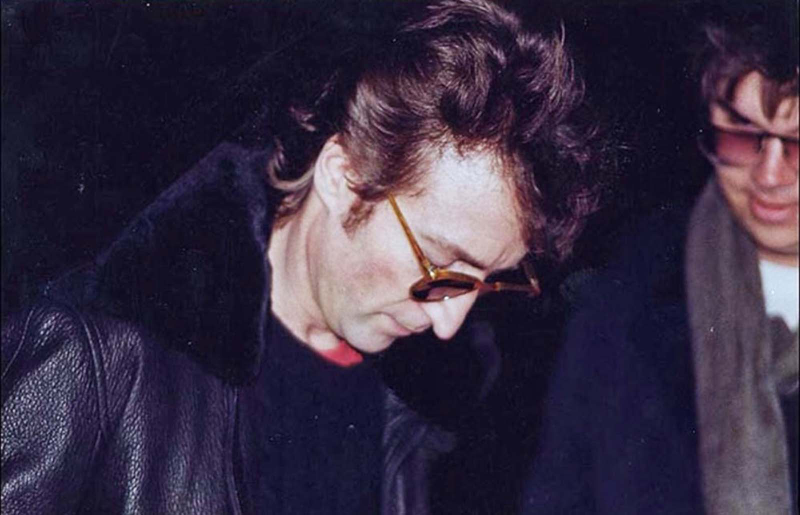 Illustration for article titled Esta es la última foto de John Lennon horas antes de su muerte. Le firma un autógrafo a su asesino